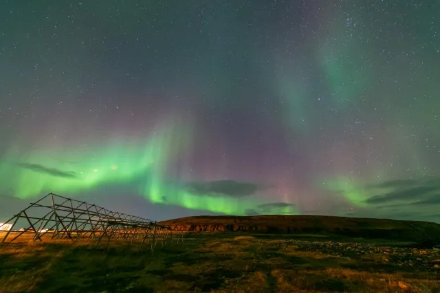 Polarlichter über den Trocknungsgestellen für Fisch in Ekkerøy