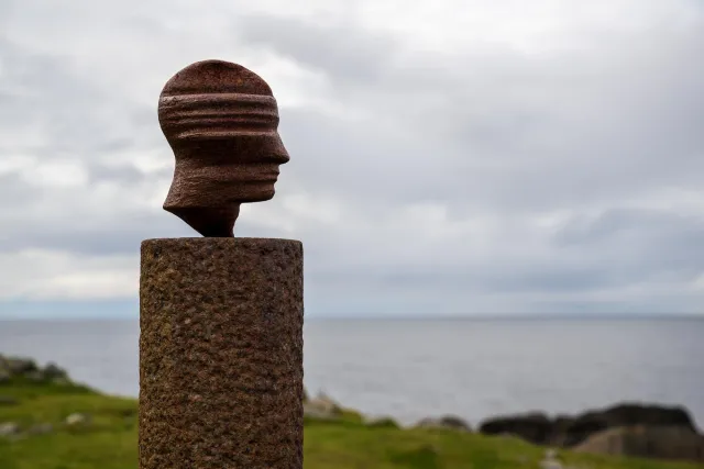 Die Skulptur "Kopf" von Markus Raetz in Eggum auf den Lofoten