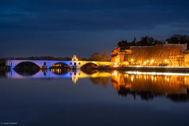 Pont Saint-Bénézet des Volksliedes "Sur le pont d'Avignon" aus dem 15. Jahrhundert