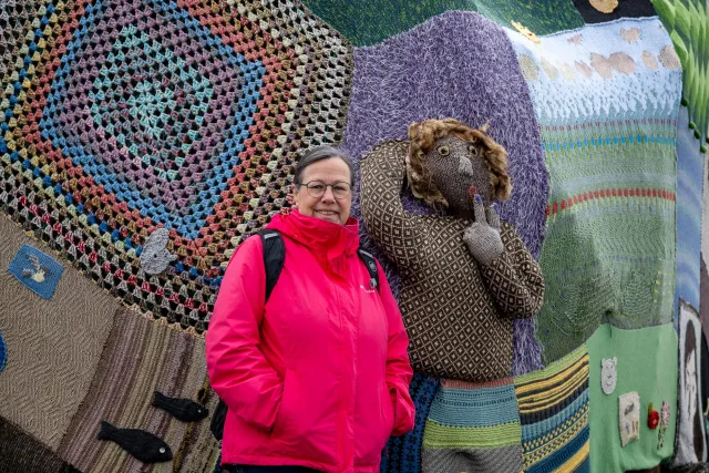 Der umstrickte Stein bei Sandur