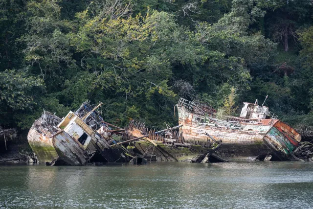 Wracks an der Flussmündung zum Hafen von Douarnenez in der Bretagne